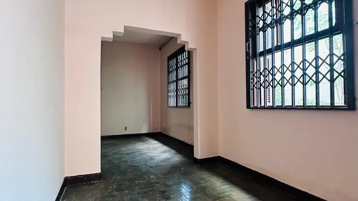 Sobrado com partes térreas para locação