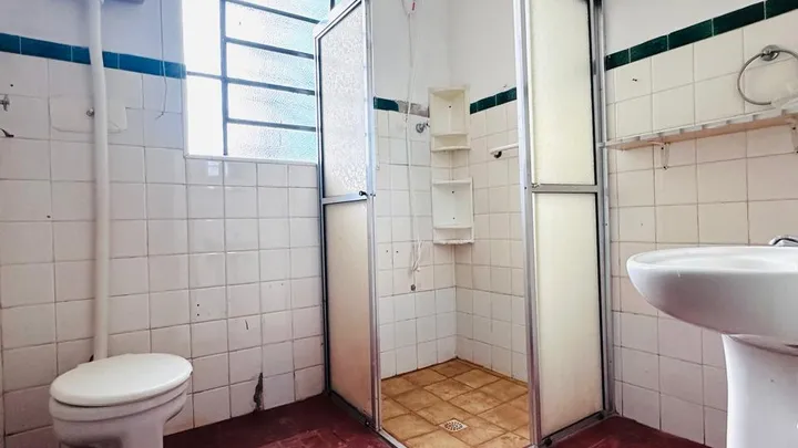 Sobrado com partes térreas para locação