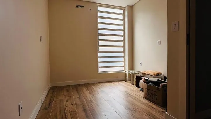 Apartamento de 02 dormitórios central com garagem