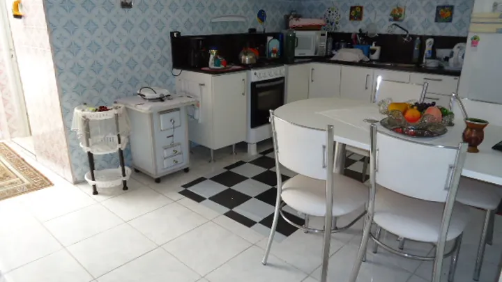 Casa 03 dormiórios com dependência central