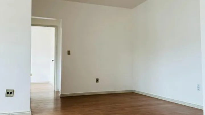 Apartamento 02 dormitórios com dependência e garagem