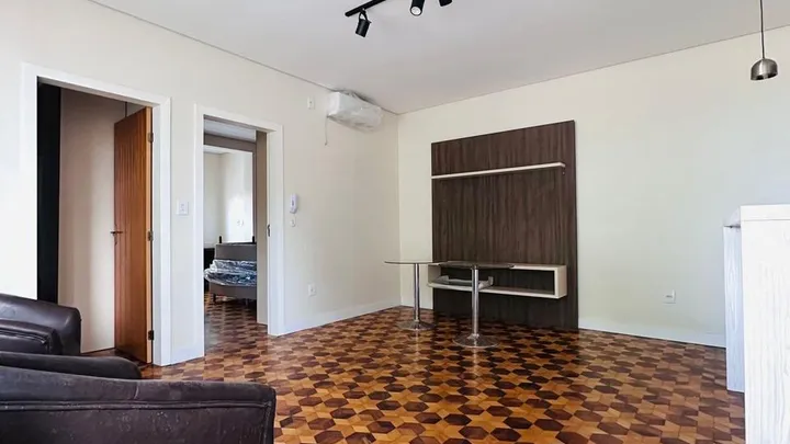Apartamento 02 dormitórios semimobiliado, central com garagem