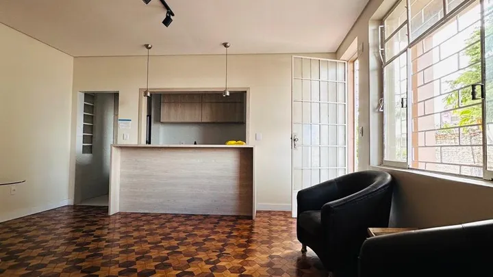 Apartamento 02 dormitórios semimobiliado, central com garagem