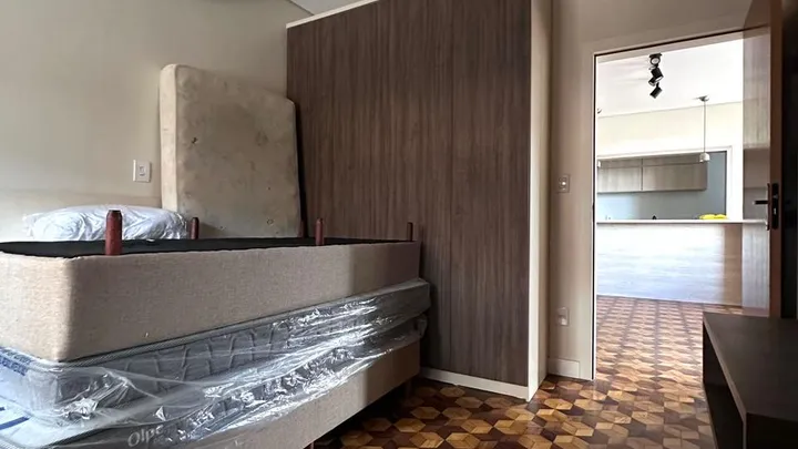 Apartamento 02 dormitórios semimobiliado, central com garagem