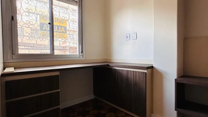 Apartamento 02 dormitórios semimobiliado, central com garagem