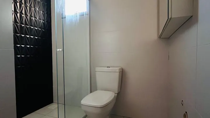 Apartamento 02 dormitórios semimobiliado, central com garagem