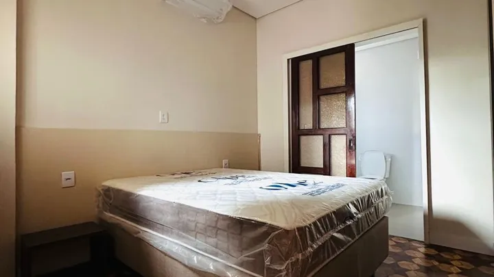 Apartamento 02 dormitórios semimobiliado, central com garagem