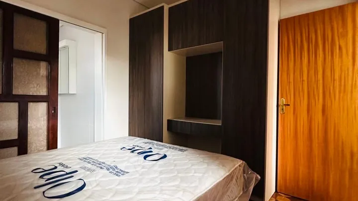 Apartamento 02 dormitórios semimobiliado, central com garagem