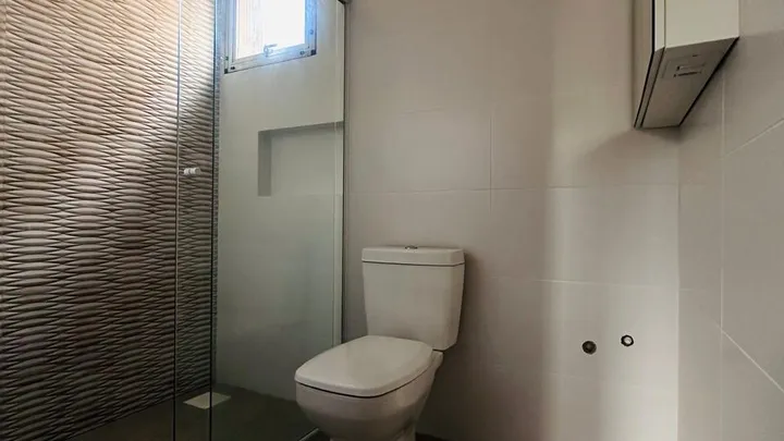 Apartamento 02 dormitórios semimobiliado, central com garagem