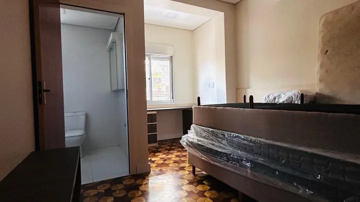 Apartamento 02 dormitórios semimobiliado, central com garagem