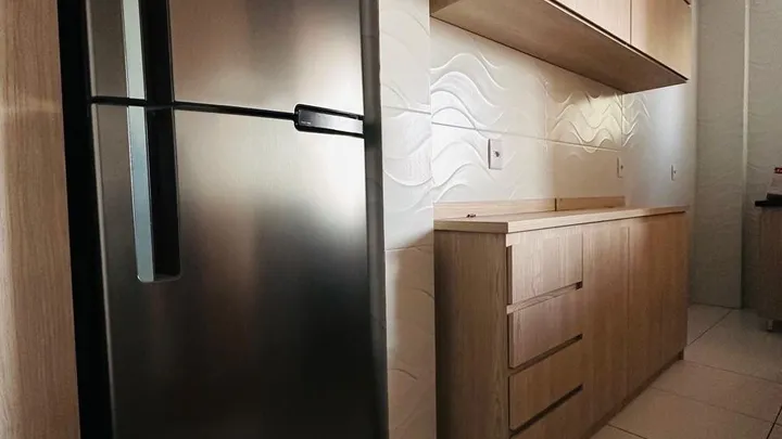 Apartamento 02 dormitórios semimobiliado, central com garagem