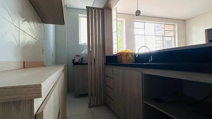 Apartamento 02 dormitórios semimobiliado, central com garagem